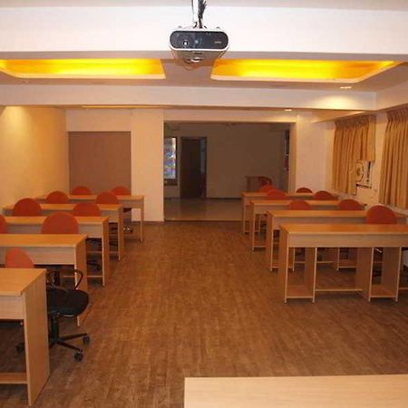 Hotel Maan Residency Amhedabad Dış mekan fotoğraf